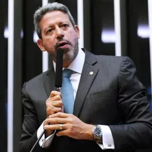 Arthur Lira defende Marcel Van Hattem após indiciamento pela PF