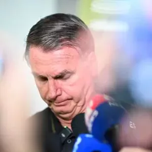Mensagens revelam recuo de Bolsonaro por temor de isolamento, diz PF