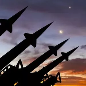 Rússia Lança Novo Míssil Hipersônico “Oreshnik” em Combate pela Primeira Vez