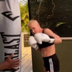 Xuxa exibe abdômen durante treino fitness e inspira seguidores: "Bora começar a semana"