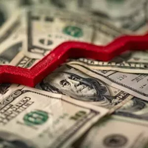 Dólar bate recorde histórico de R$ 5,91 com expectativa de isenção de IR anunciada por Haddad