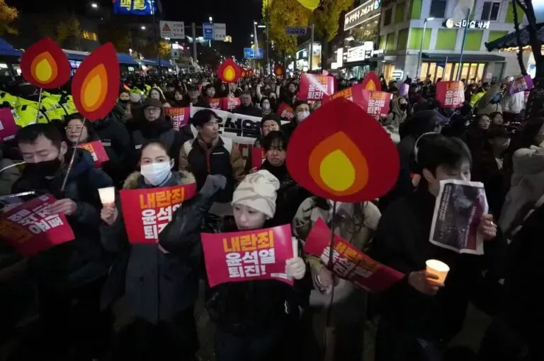 Protestos em massa pedem renúncia de Yoon Suk Yeol na Coreia do Sul