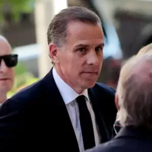 Biden concede perdão total ao filho Hunter para evitar prisão em casos de armas e impostos