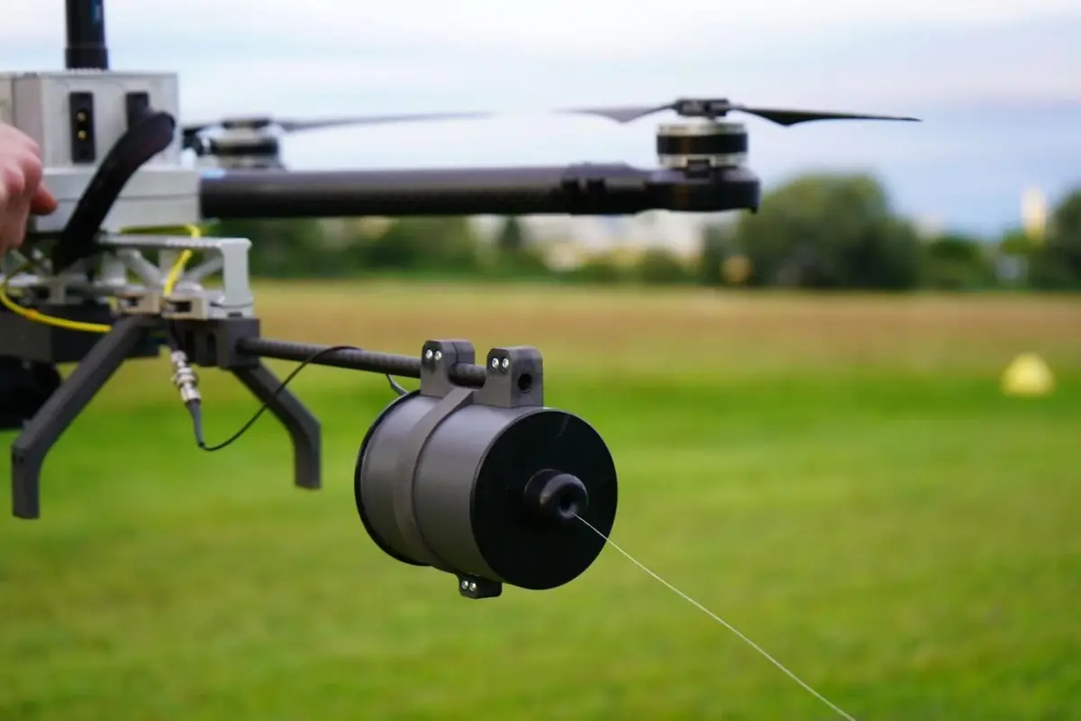 A nova arma da Rússia na guerra da Ucrânia: Drones de fibra óptica