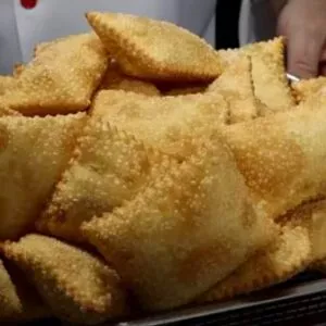 Mulher usa pasteis envenenados para matar 40 integrantes de uma facção