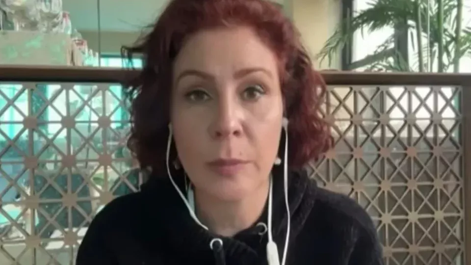 Fuga de Carla Zambelli: Deputada Condenada Deixa o País e Tem Prisão Decretada pelo STF