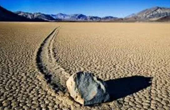 A Pedra que Anda Sozinha no Deserto: O Mistério do Racetrack Playa
