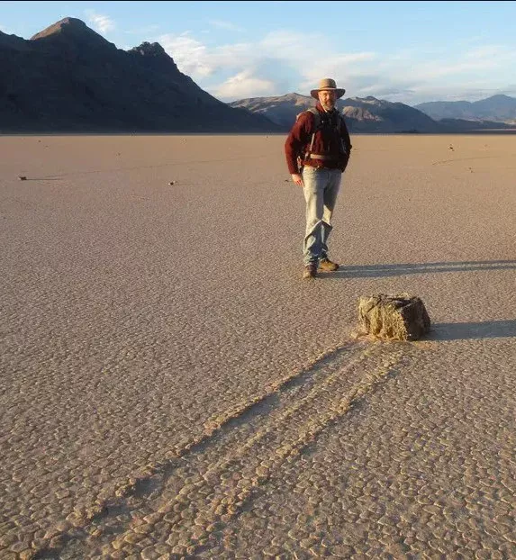 A Pedra que Anda Sozinha no Deserto: O Mistério do Racetrack Playa